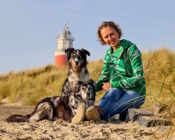 Hond op Texel bij de vuurtoren