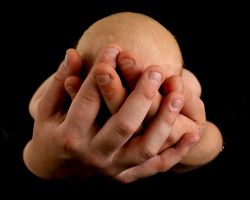 newborn foto zwarte achtergrond