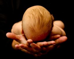 newborn foto zwarte achtergrond
