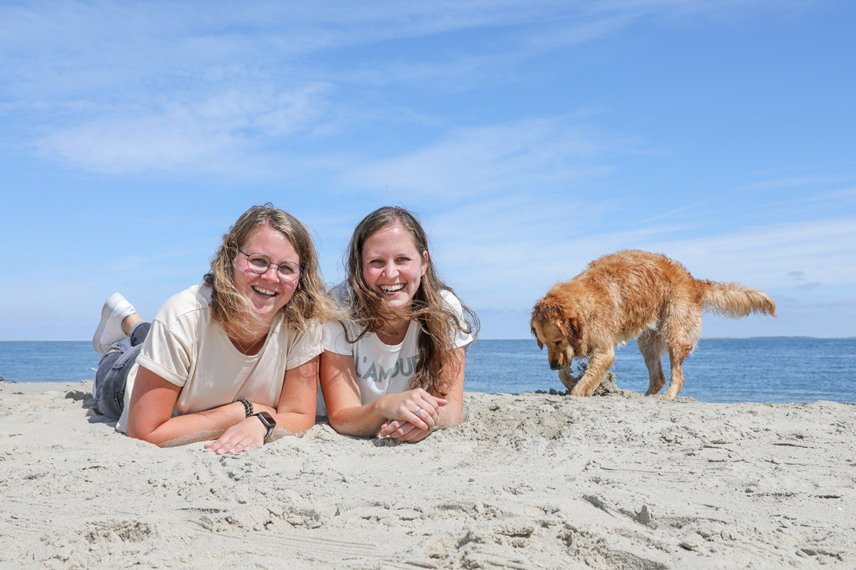 Spontane fotos tijdens fotoshoot met hond op Texel