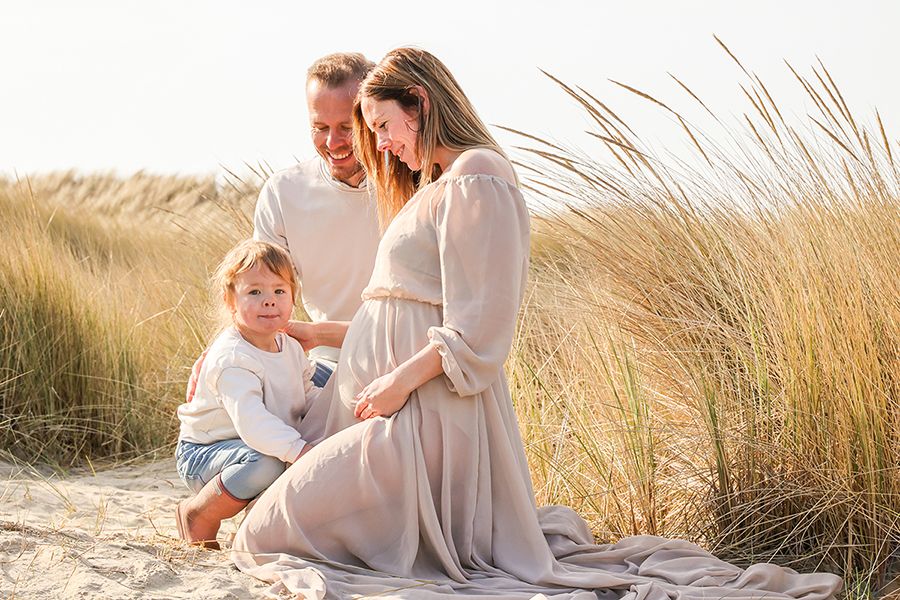 Samen met papa en mama en de dikke buik op de foto op Texel