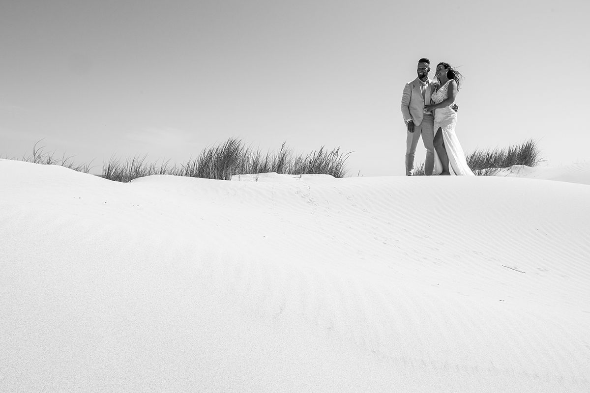 Unieke trouwfotograaf op Texel; - bruidspaar in de duinen
