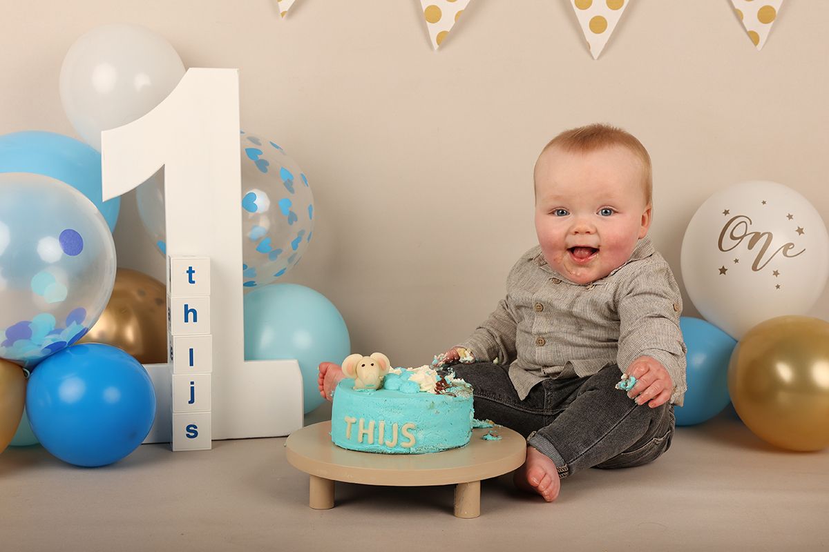 Cakesmash foto met blauwe taart op Texel in de studio - Fotograaf op Texel