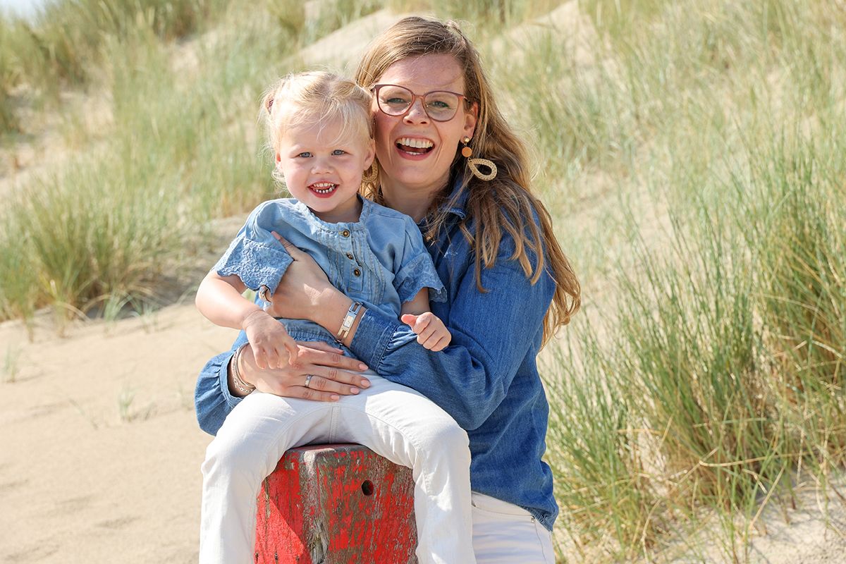 Spontane fotograaf Texel - familiefotoshoot bij meerpaal op strand