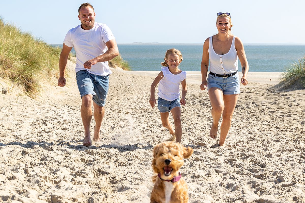 Spontane familiefotoshoot met hond op Texel