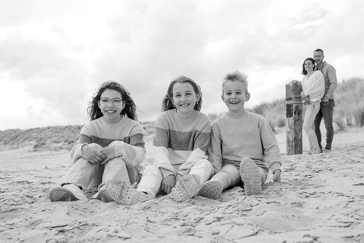 Strandfoto's op Texel met het gezin - zwart-wit fotografie