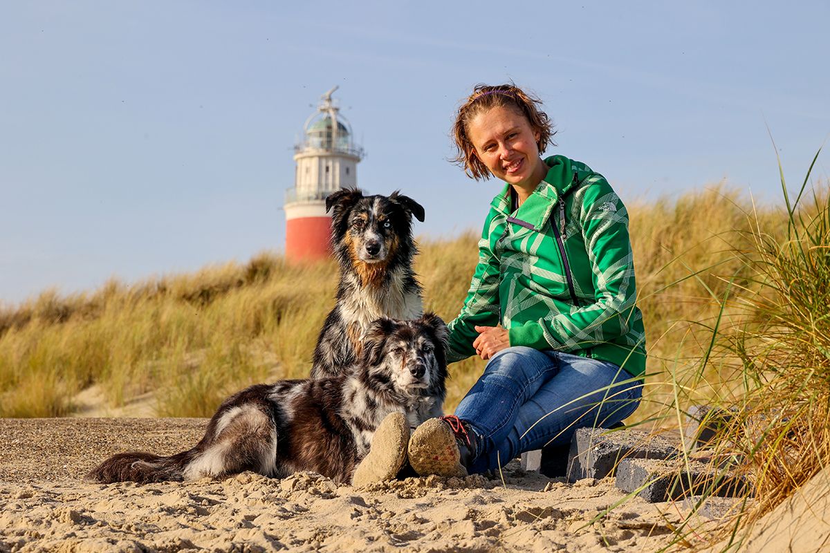 Hond op de foto bij vuurtoren op Texel 