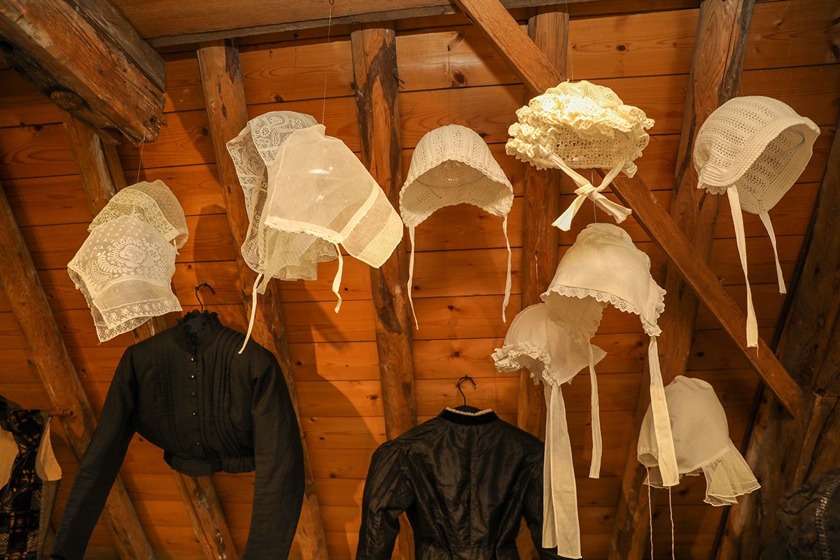 Oudheidkamer Texel - hoofddeksels klederdracht