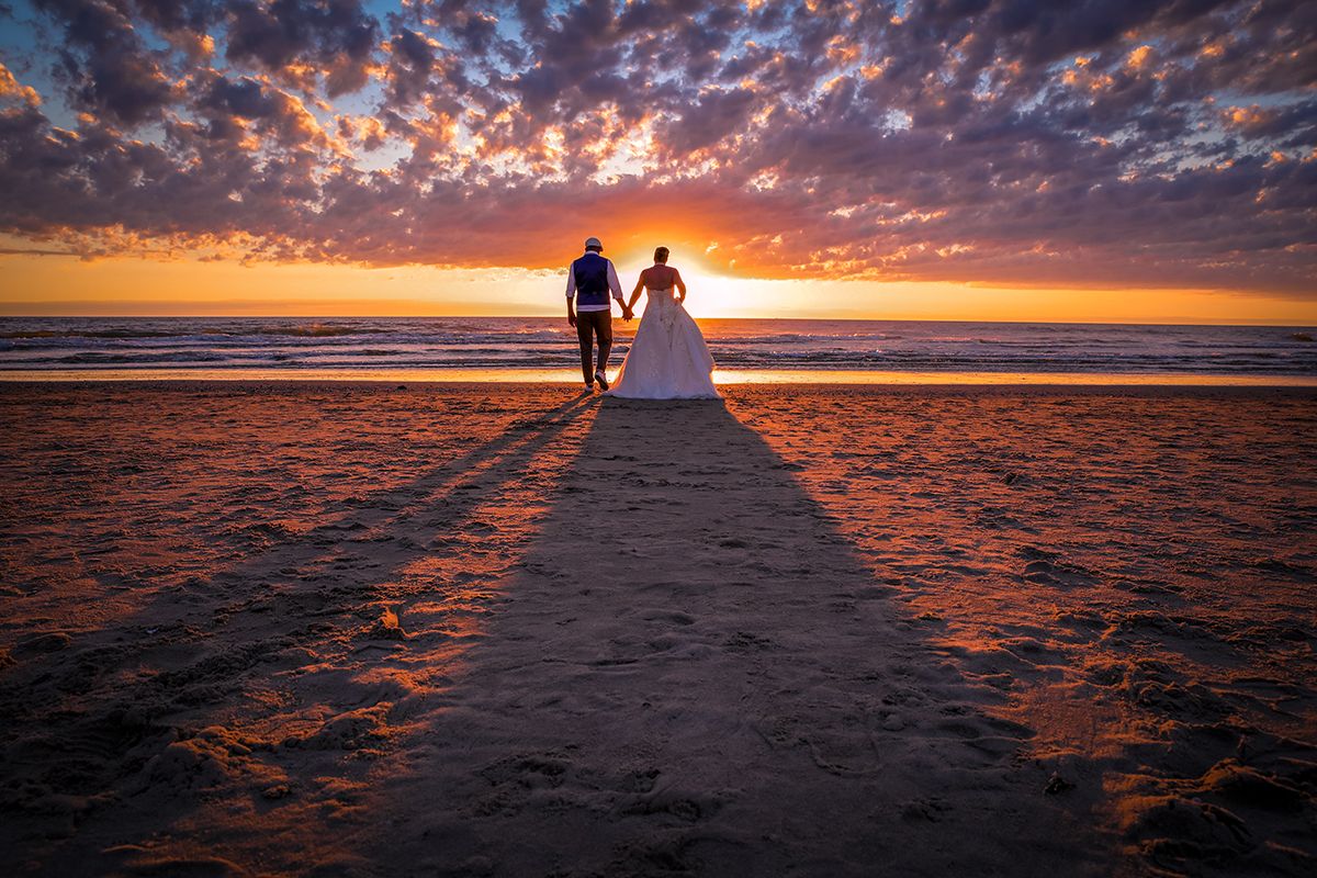 Trouwen op Texel, bruidspaar met zonsondergang, trouwfotograaf texel