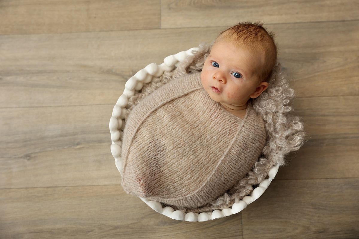 Newborn fotograaf op texel in een mandje