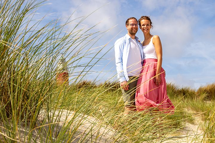 Loveshoot op strand bij de vuurtoren van Texel