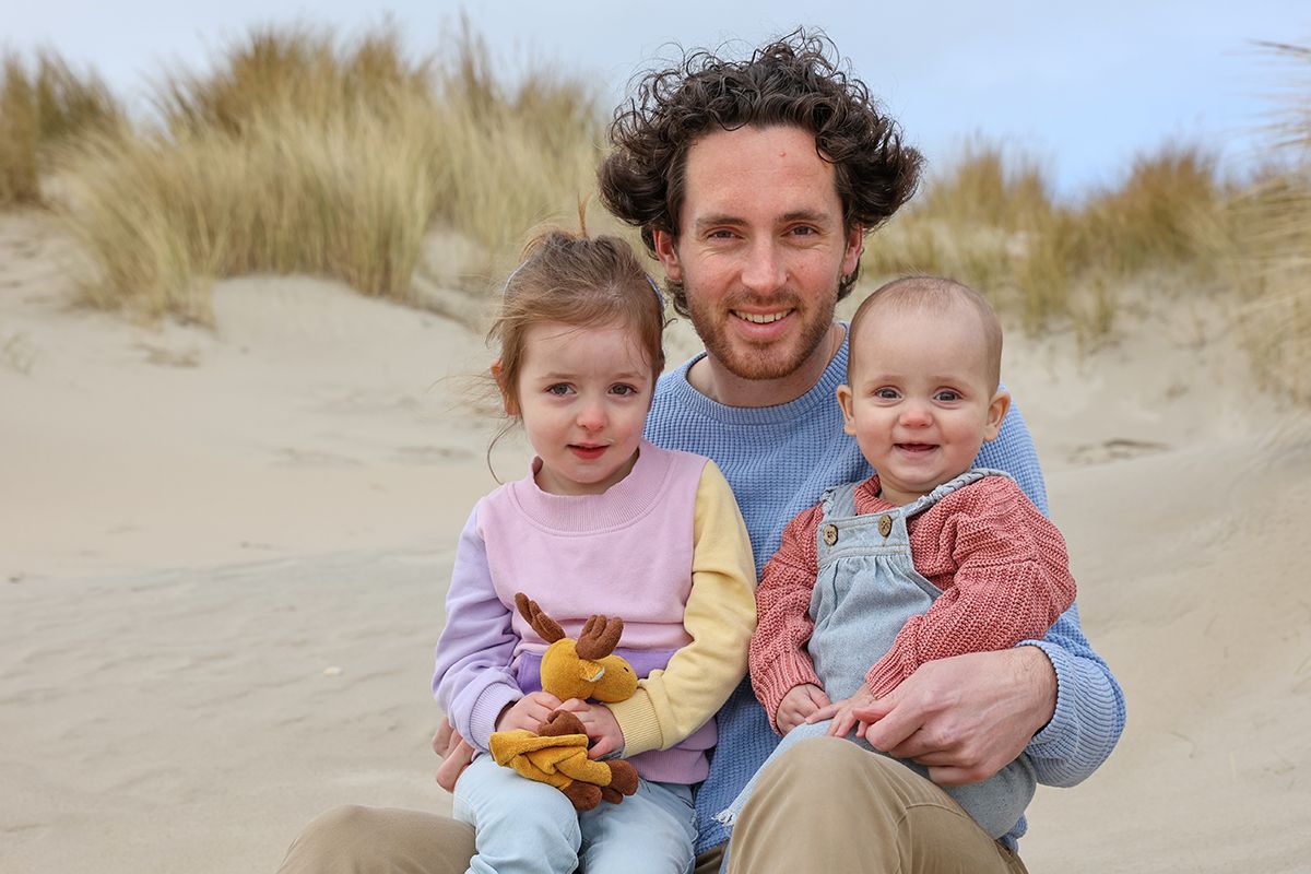 Prachtige familiefotos in de winter op Texel, samen met papa