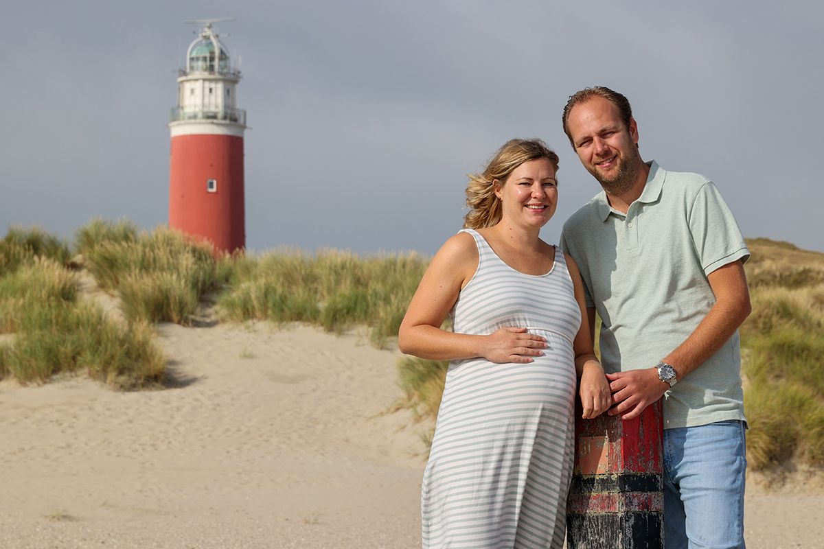 Zwangerschapsfotos op het strand bij de vuurtoren van Texel