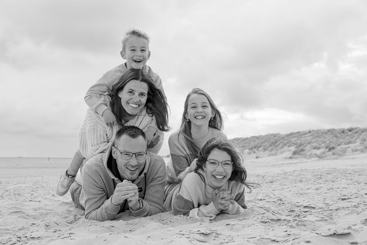 Familiefotoshoot op strand van Texel met zwart-wit foto's