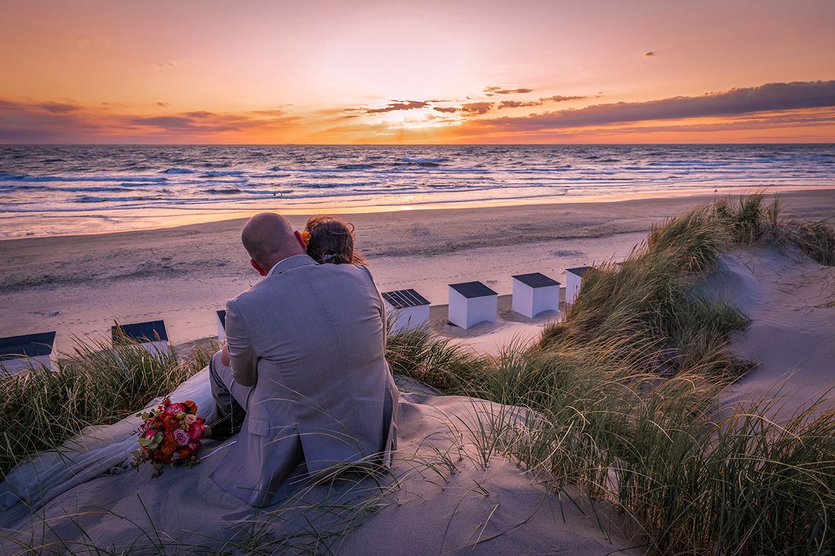 Trouwen op Texel,  bruidspaar met zonsondergang op strand van Texel