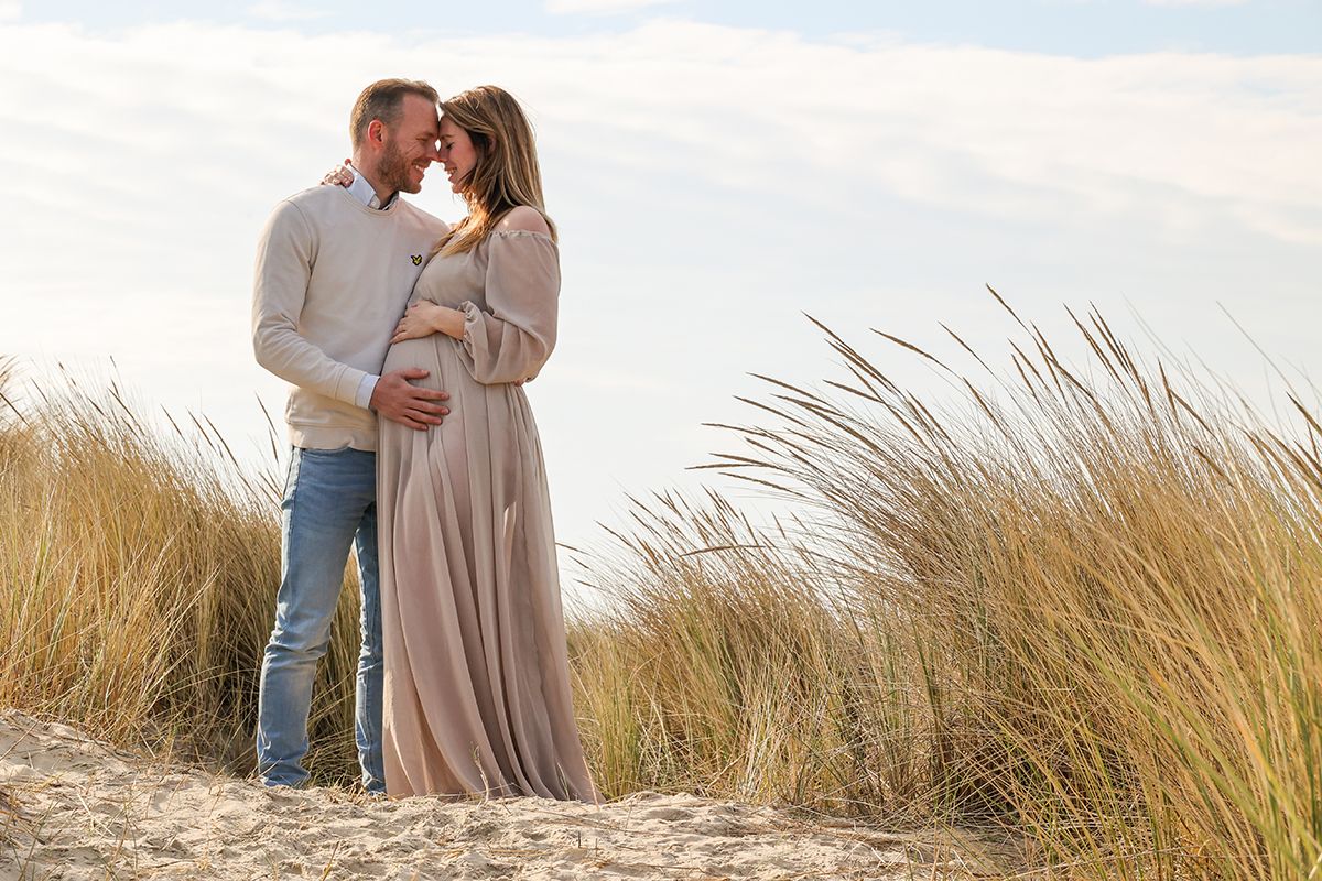 Babymoon Texel - fotoshoot in de duinen - Fotograaf Foto Sanne Texel