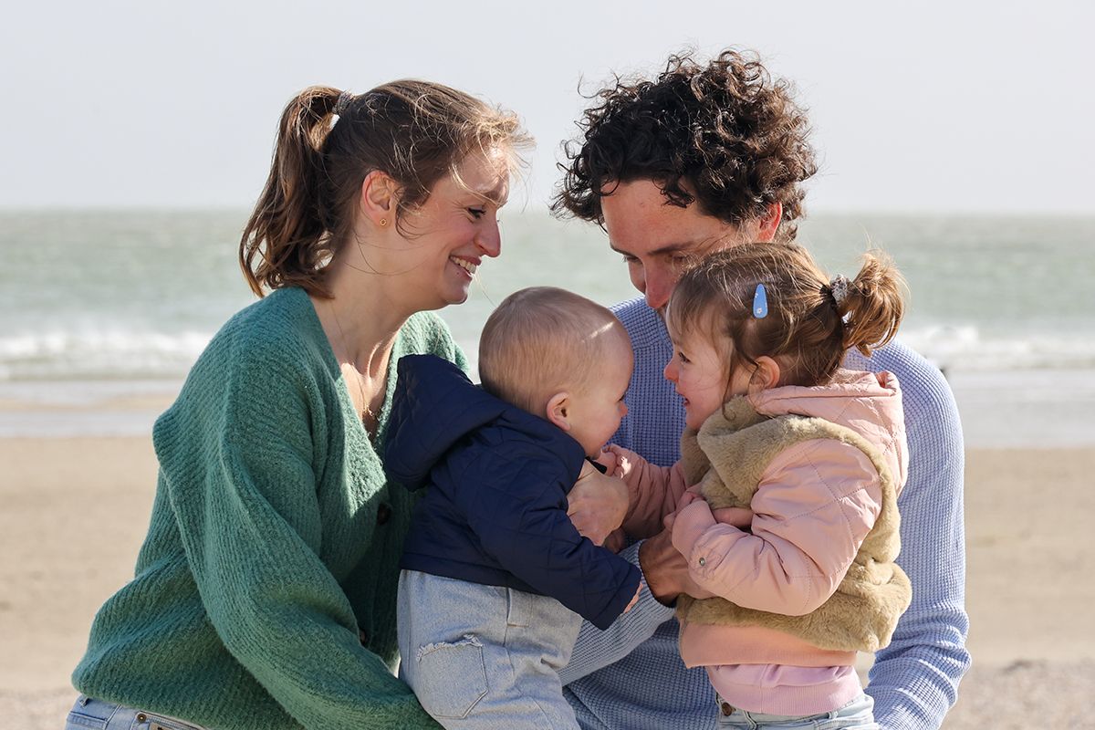 Prachtige familiefotos in de winter op Texel, onderonsje op het strand