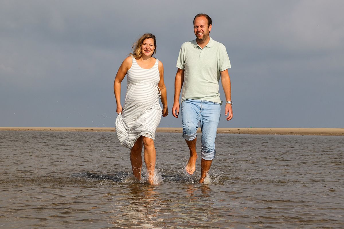 Zwangerschapsfotos in zee van Texel