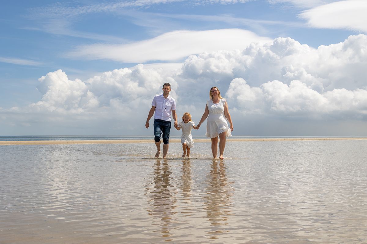 Gezinsfotoshoot bij zee op Texel