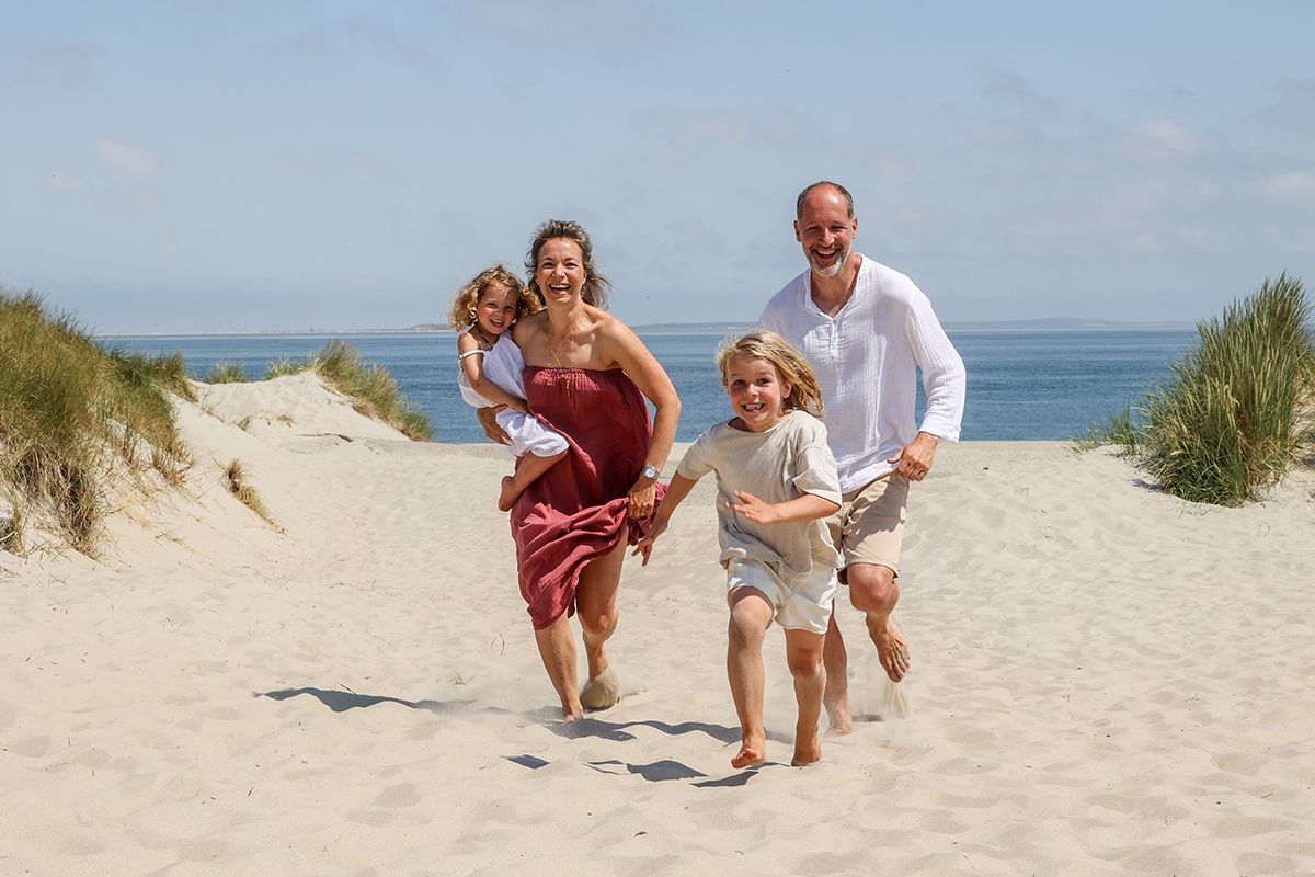 Spontane Familiefoto's op strand van Texel