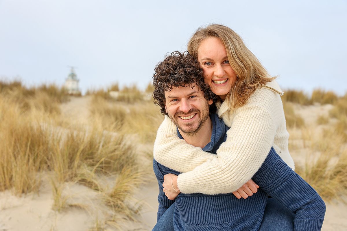 Loveshoot op strand van Texel bij de vuurtoren