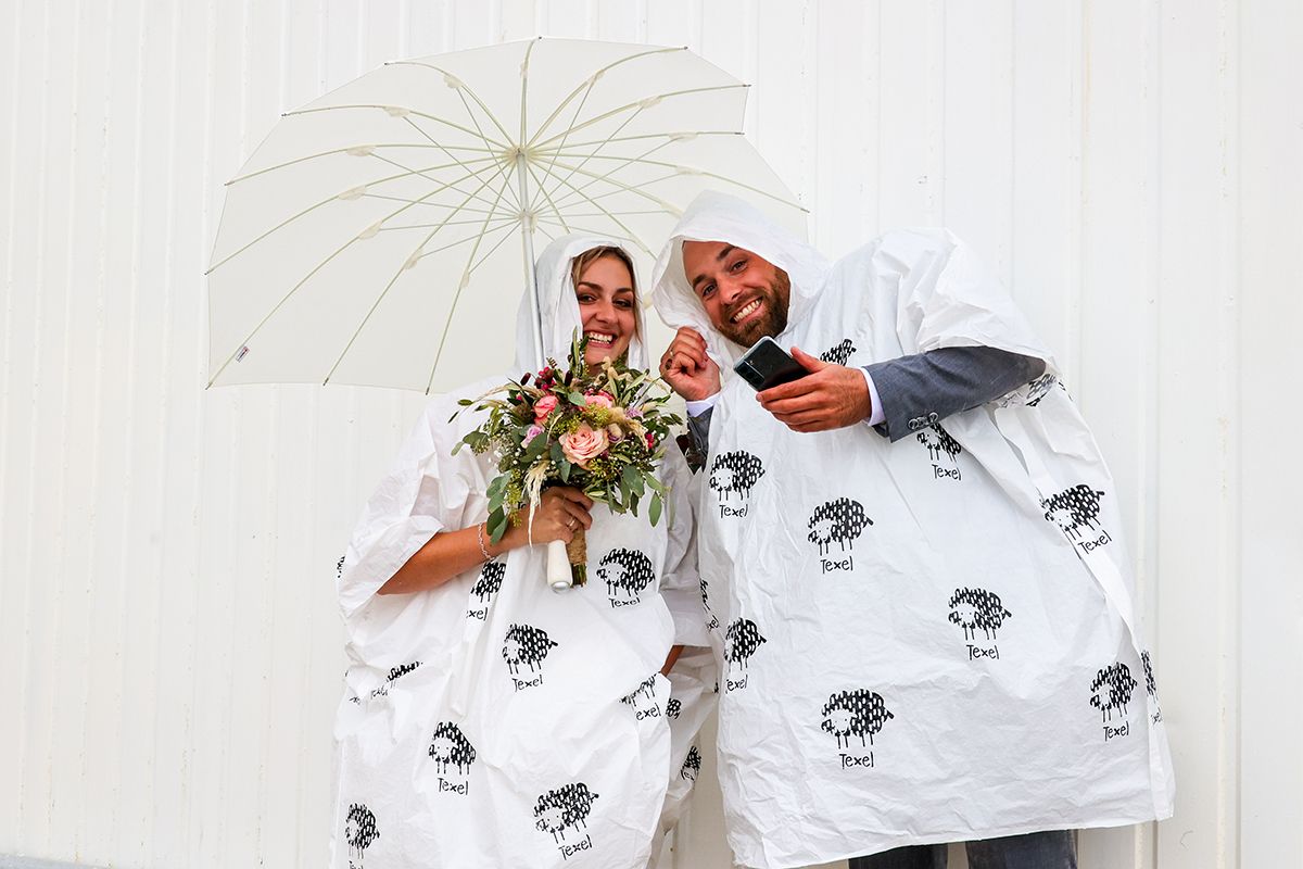 Trouwen op Texel, regen op je bruiloft door Foto Sanne