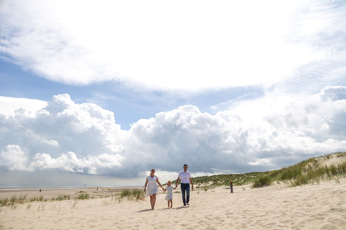 Gezinsfotoshoot op het strand van Texel, wandelen over het strand