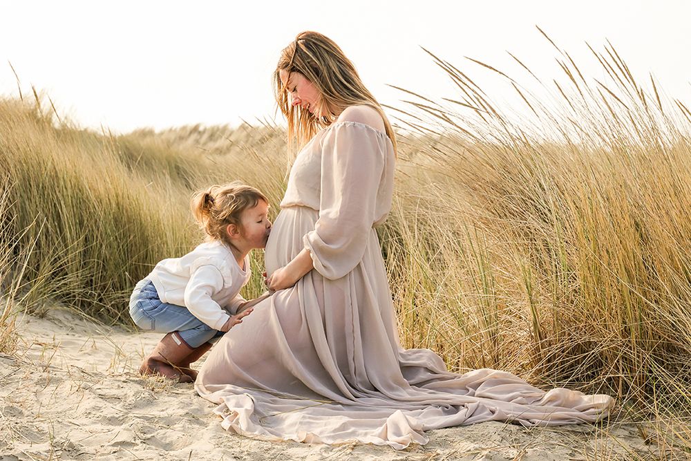 Zwangerschapsfotograaf texel maakt fotos in de duinen