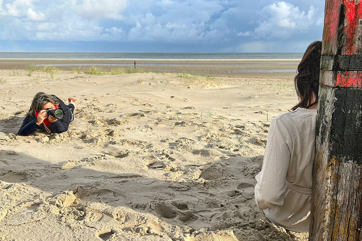 Fotograaf Foto Sanne aan het werk op het strand Texel