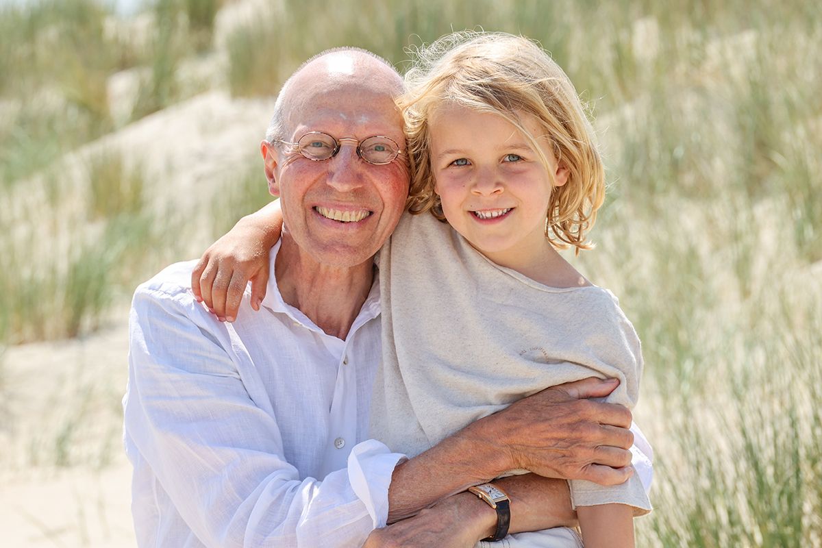 Samen met opa op de foto tijdens spontane Familiefotoshoot op strand van Texel