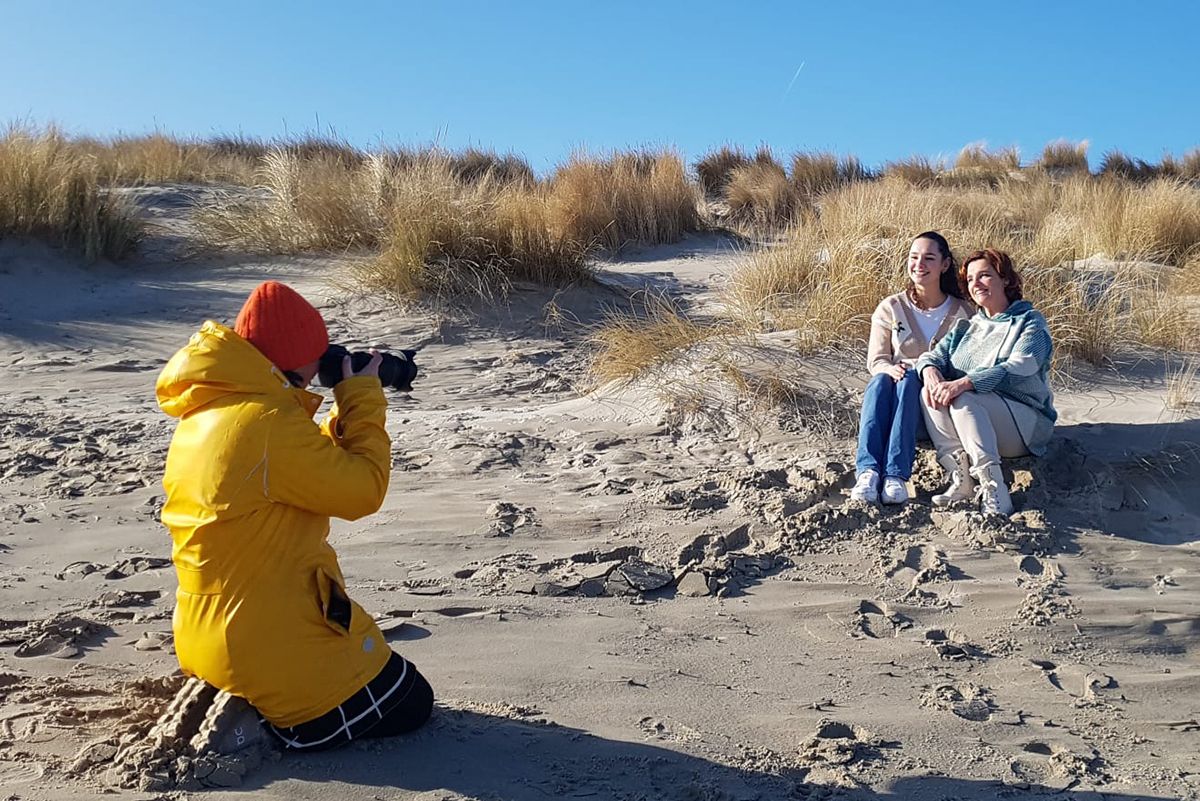 Familiefotograaf Texel aan het werk in de duinen