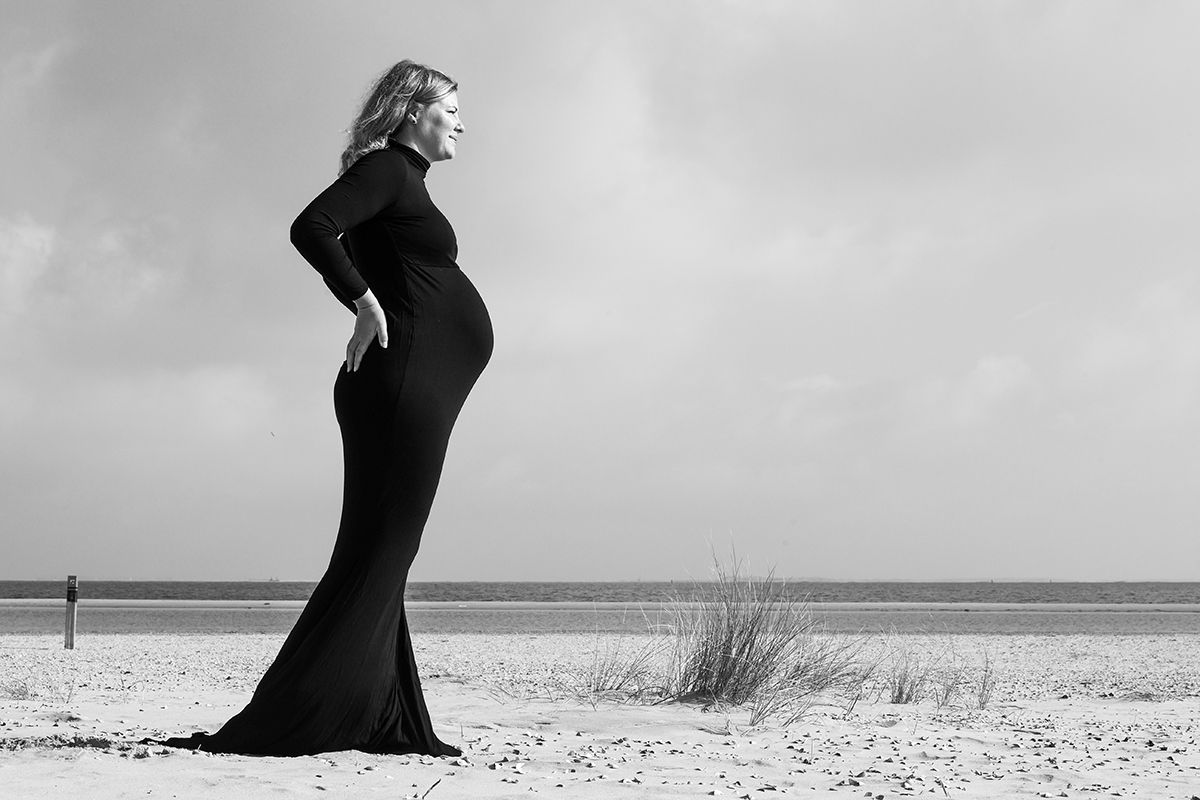 Zwangerschapsfotos op het strand van Texel met jurk van Mii Estillo