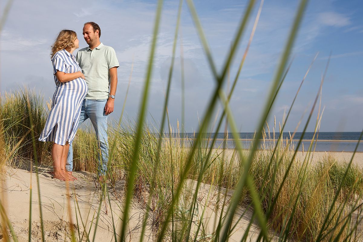 Zwangerschapsfotos in de duinen van Texel door fotograaf Texel