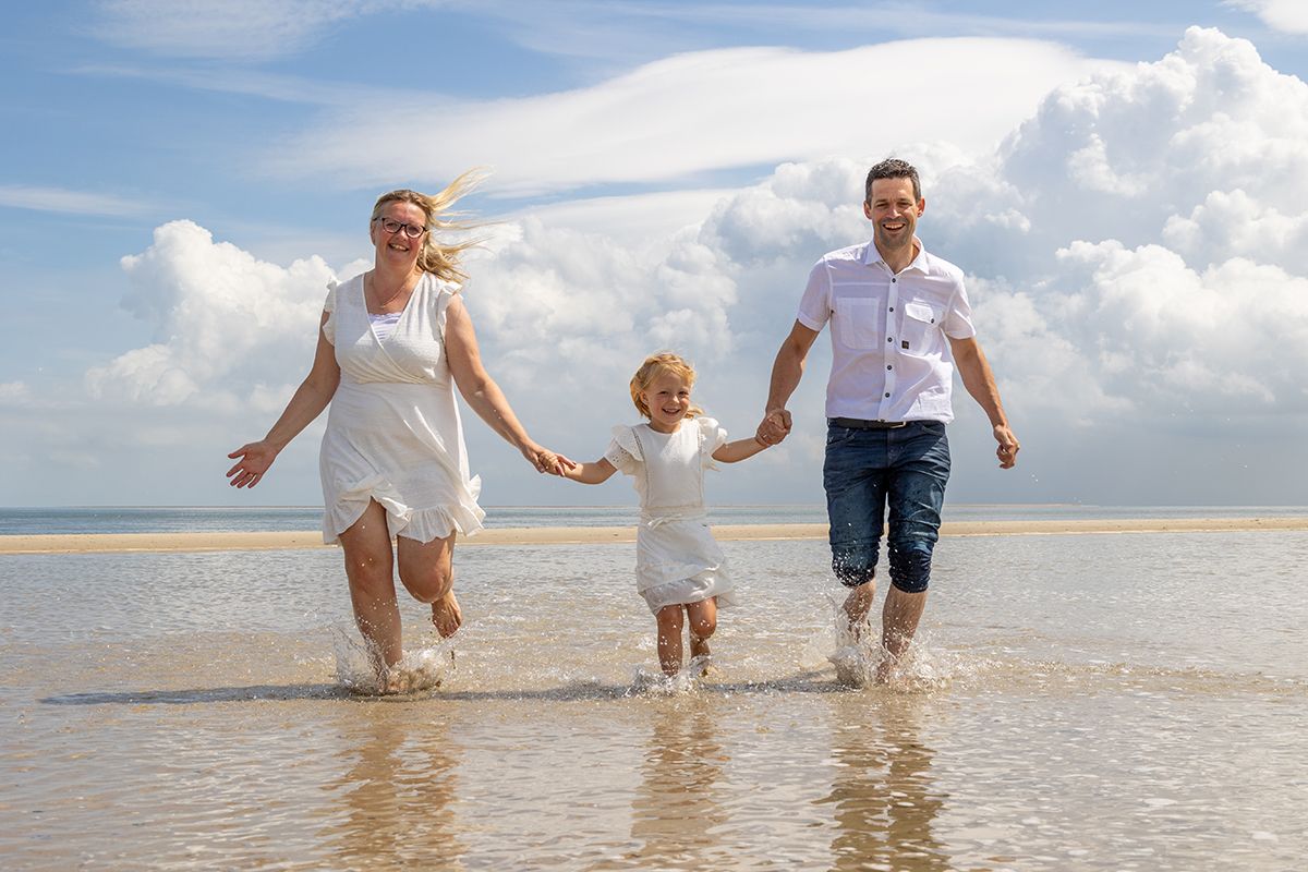 Gezinsfotoshoot op het strand van Texel, voeten in de zee