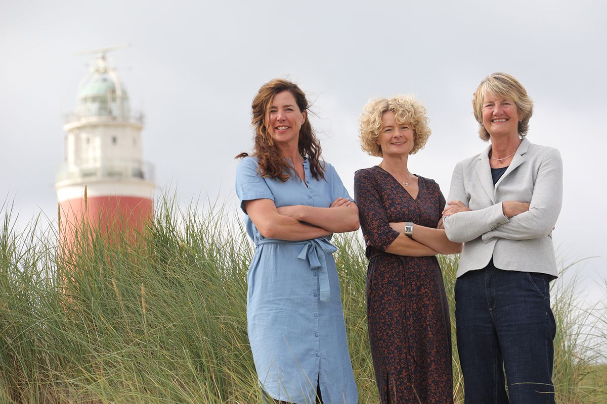 Persfoto van directie Stichting Texels Museum bij de vuurtoren op Texel 