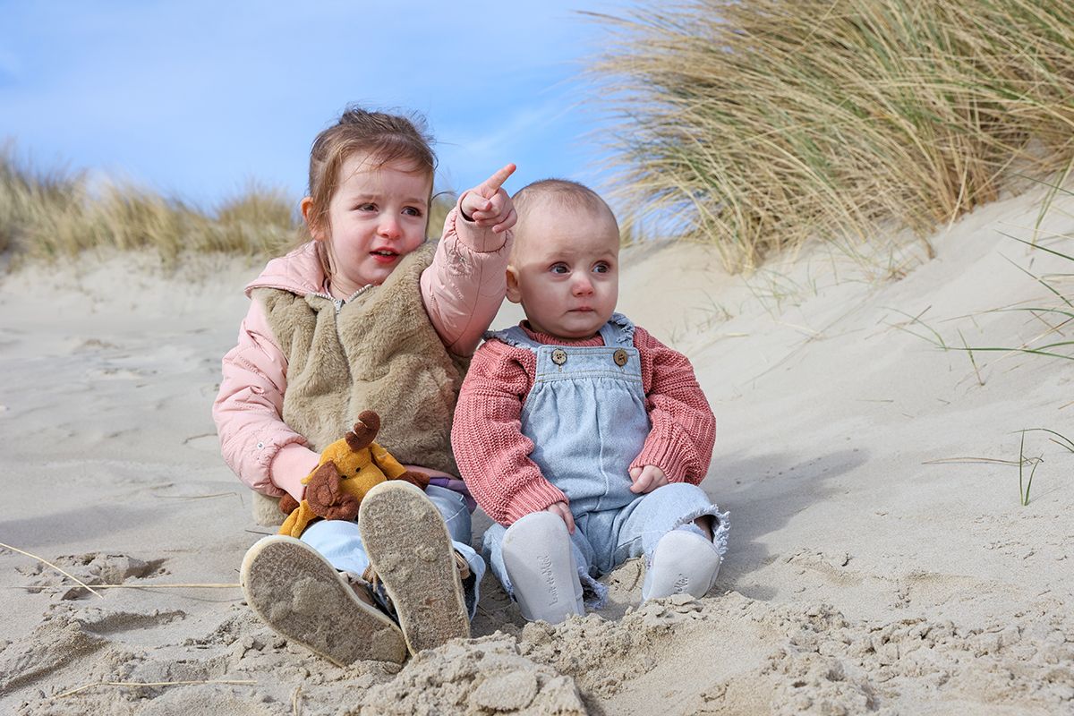 Prachtige familiefotos in de winter op Texel, zusjes