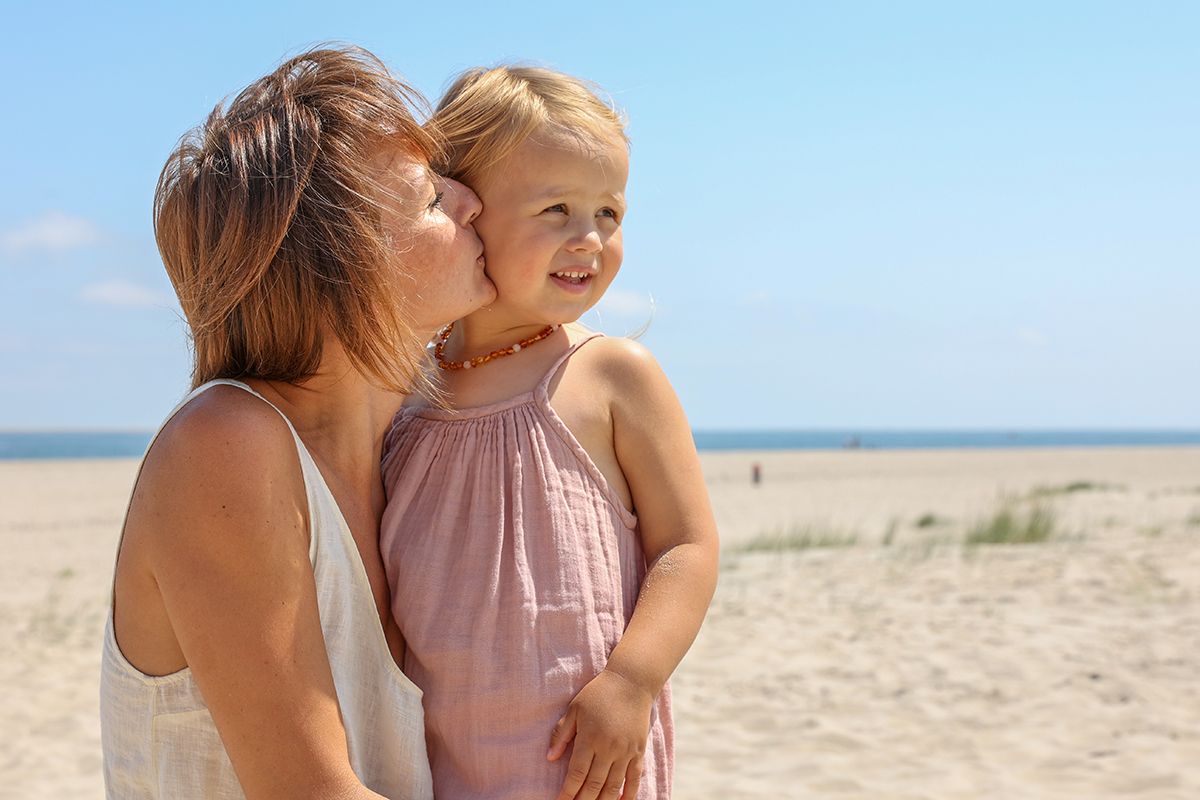 Mama en dochter op Texelse strand, spontane familiefoto