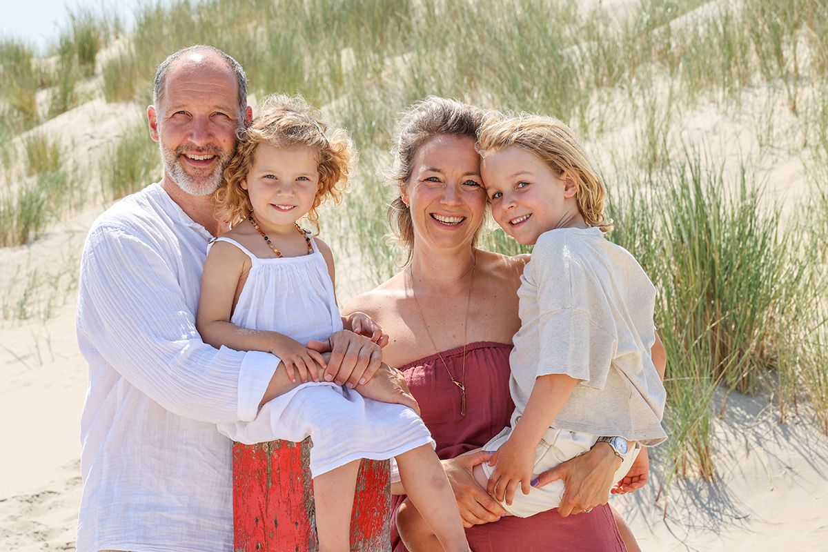 Spontane fotograaf voor familiefotoshoot op strand van Texel