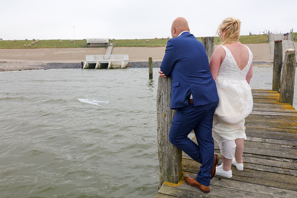 Trouwen op Texel, sluier valt in het water, trouwblooper