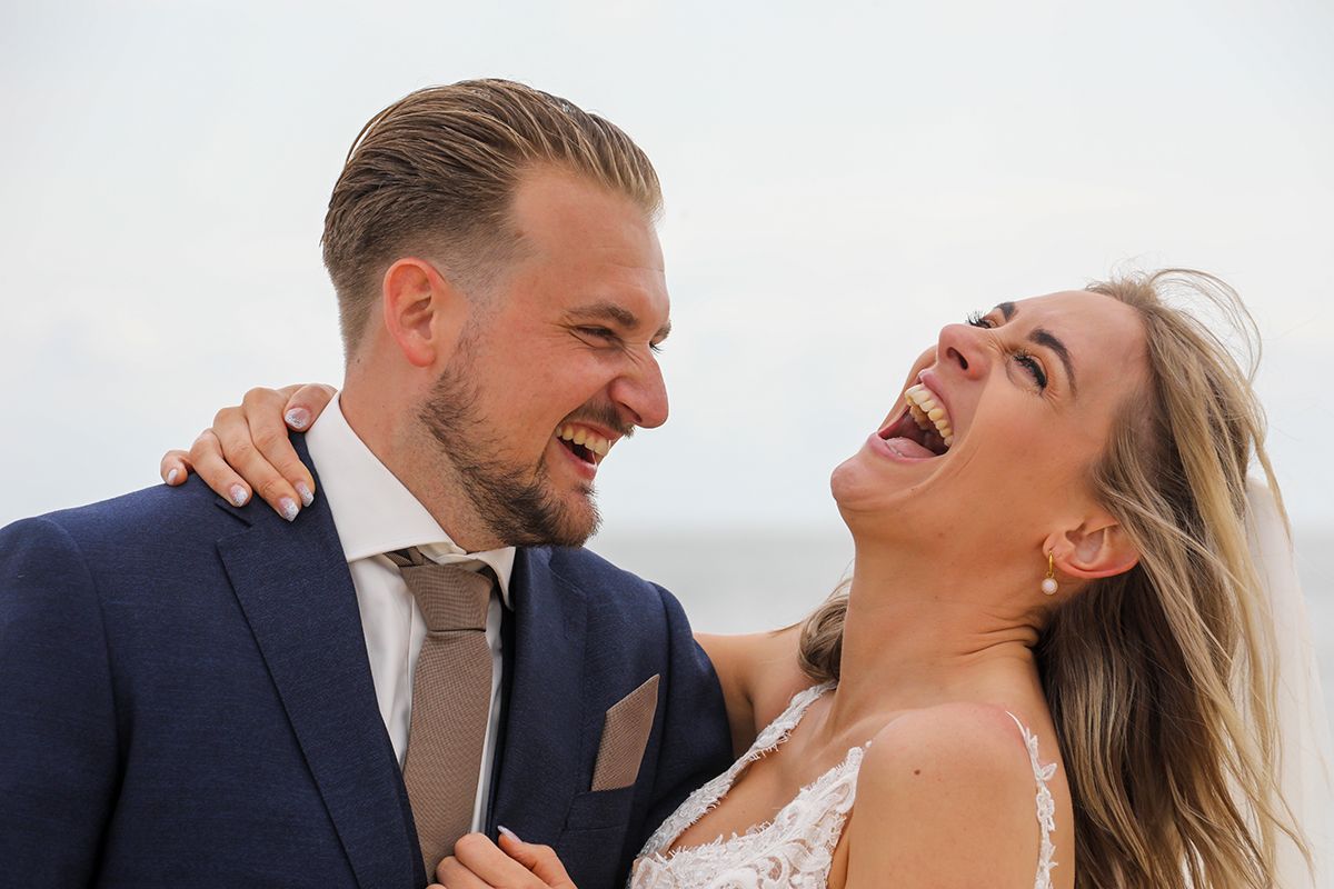 Trouwen op Texel, spontane trouwfotografie op het strand