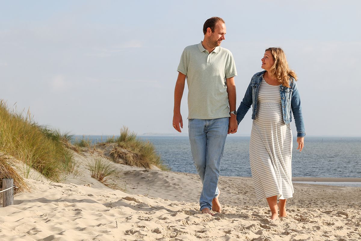 Prachtige zwangerschapsfotos in de duinen van Texel