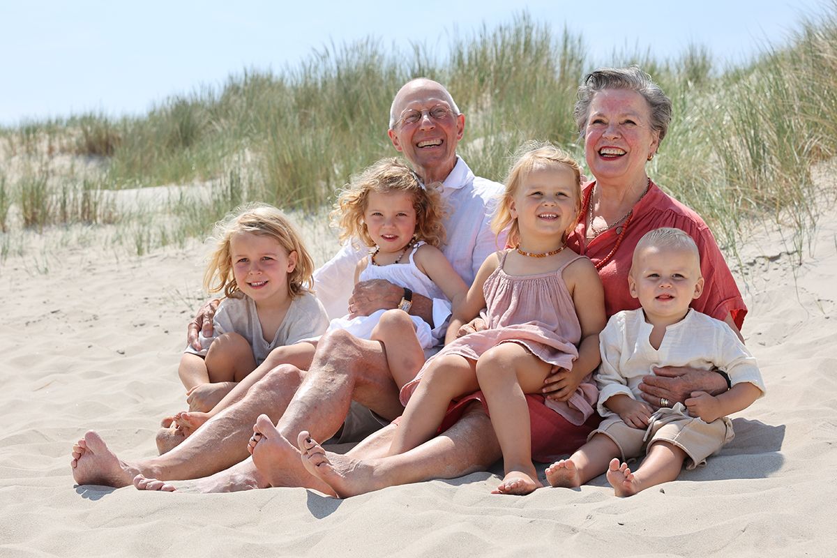 Opa en oma met kleinkinderen op de foto op texel - fotograaf op Texel - Foto Sanne