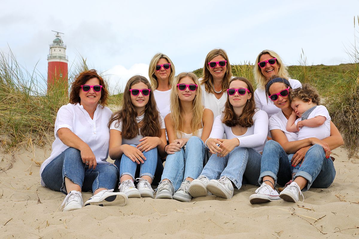 Vrijgezellenfeest op Texel - fotoshoot in de duinen bij de vuurtoren Texel