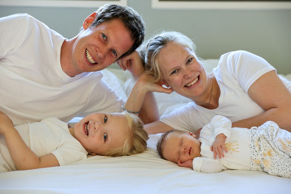 Newborn fotograaf op texel, op de foto met het hele gezin