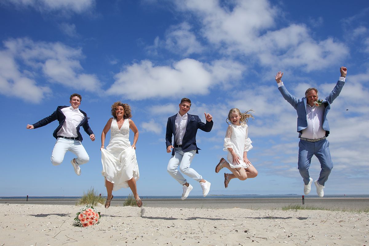 Trouwen op Texel: Spontane trouwfotograaf Foto Sanne