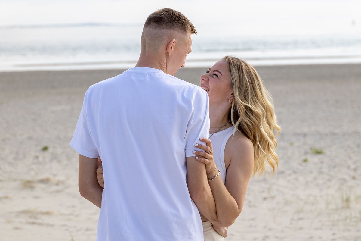 Spontane fotos tijdens loveshoot op strand van Texel