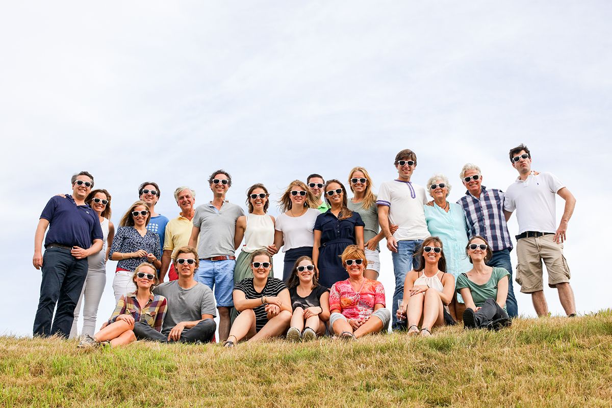 Activiteit met vrijgezellenfeest op Texel - fotoshoot op de dijk