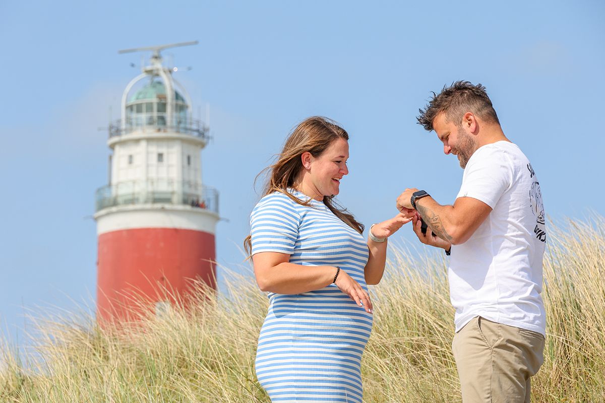 Romantisch Huwelijksaanzoek met ring bij vuurtoren op Texel