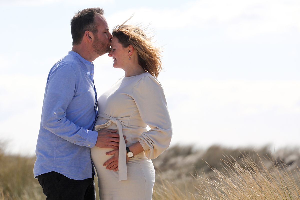 Zwangerschapsfoto in de duinen - Foto Sanne