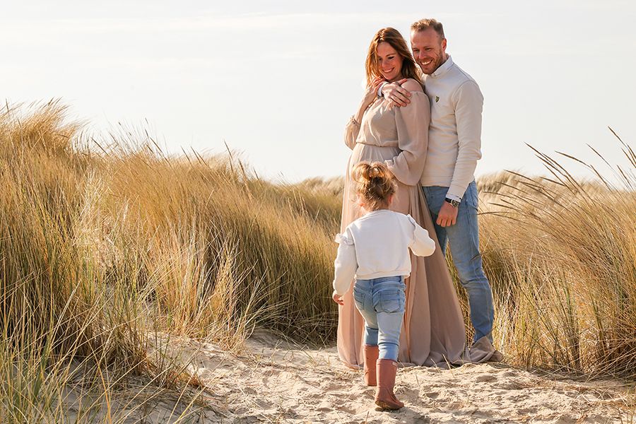 Zwangerschapsfotoshoot in de duinen van Texel